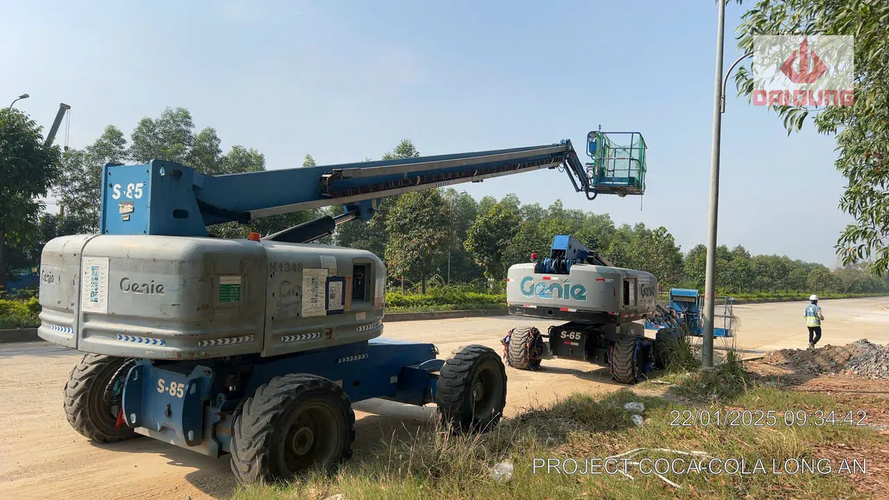 Xe n&acirc;ng người thi c&ocirc;ng dự &aacute;n Cocacola